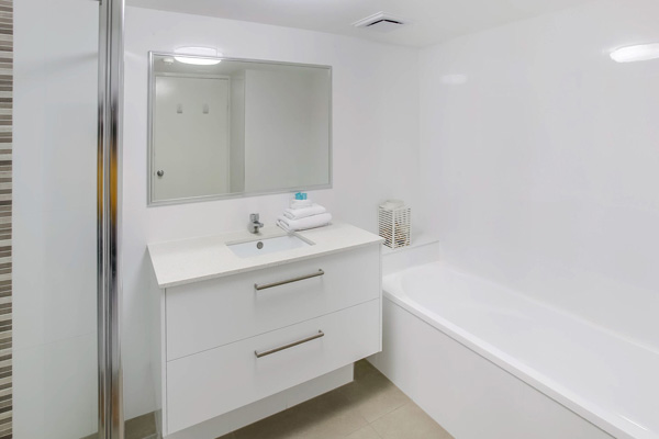 Catalina Apartments - Superior Room Bathroom